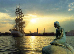 Danimarca La Sirenetta nel porto di Copenaghen, immagine simbolo della Danimarca nel mondo