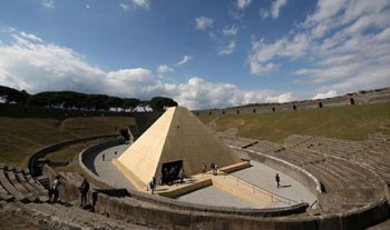 Piramide-antifetaro-di-Pompei.jpg