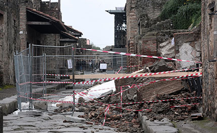 Pompei, ciò che l’eruzione conservò l’incuria e la pioggia distruggono