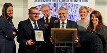 Premiazione-del-Gruppo-del-Gusto-dell_Assostampa-estera.jpg