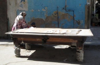 Pane in vendita su un vecchio tavolo da biliardo nelle vie di Alessandria