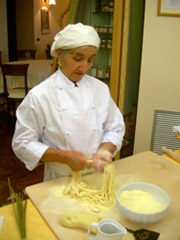 La signora Maria mentre prepara le "manate"