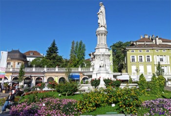 Bolzano ll simbolo della città, il monumento al poeta medievale Walther von der Wogelweide in Piazza Walther. Foto: AT, © Peer 