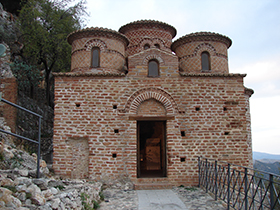 turismo religioso A Stilo (Reggio Calabria) dove c'è un piccolo gioiello dell'architettura bizantina: La Cattolica