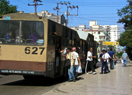 Cuba Il "Camello" tradizionale e affollatissimo mezzo di trasporto della capitale cubana