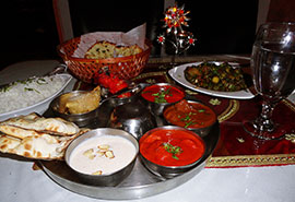 cucina Il pranzo indiano classico viene servito in un grande piatto rotondo dove si trovano chapati, riso e delle ciotoline piene di salse e verdure