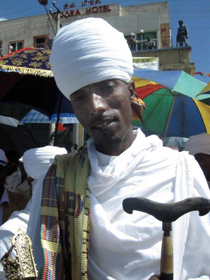 Etiopia Un religioso nelle strade di Gondar