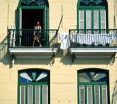 Ventana La facciata di un antico palazzo di Habana Vieja (Foto: Lucio Rossi/Latitudeslife.com)