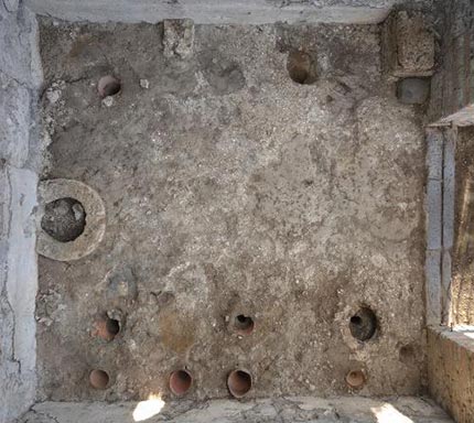 Pompei, trovati decine di vasi in argilla cruda