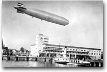 dirigibili Graf Zeppelin in volo sulla stazione marittima di Friedrichshafen nel 1900