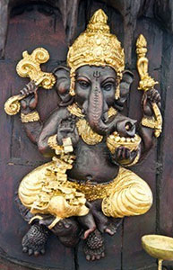 Una scultura lignea del dio Ganesh. Foto: Natthanan Chumphookaew