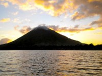 Il vulcano Gunung Api al tramonto