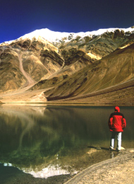 montagne Il lago Chandratal nell'Himachal Pradesh