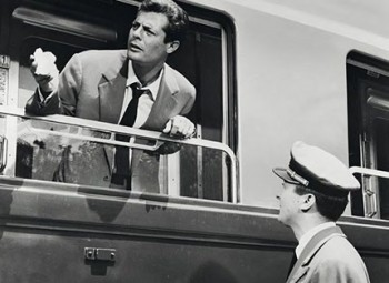 Italia del treno Racconti d'estate (1958). Nella stazione di Santa Margherita Ligure il protagonista, Marcello Mastroianni, si affaccia da una carrozza di 1^ classe a compartimenti, nella originaria livrea 