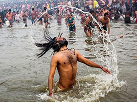 Celebrazione del grande festival sacro del Kumbh Mela