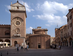 La Torre dell'Orologio, accanto la Rotonda di San Lorenzo