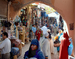 Marrakech Brulichio di venditori e passanti nella Medina
