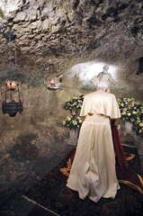 Papa Benedetto XVI in visita alla Grotta di San Paolo lo scorso aprile