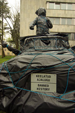 Tallinn La statua di Lenin impacchettata su un camion a Pärnu 