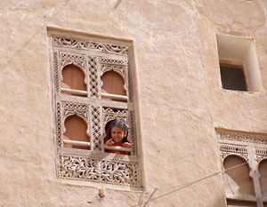 Una bimba incuriosita alla finestra
