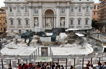 La-fontana-di-trevi-in-restauro