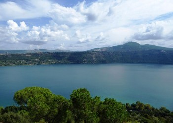 Lago di Albano visto dal Palazzo Apostolico di Castel Gandolfo