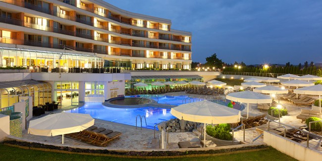 Terme 3000: piscina con acqua nera,  Hotel Livada Prestige
