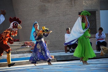 Uzbekistan Spettacolo teatrale all’aperto a Khiva © Micaela Zucconi