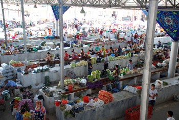 Uzbekistan Un settore del mercato di Samarcanda © Micaela Zucconi
