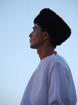 Uzbekistan Muicista con il tipico cappello in pecora © Micaela Zucconi