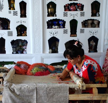 Uzbekistan Donna esperta nella tradizione del ricamo Suzani © Micaela