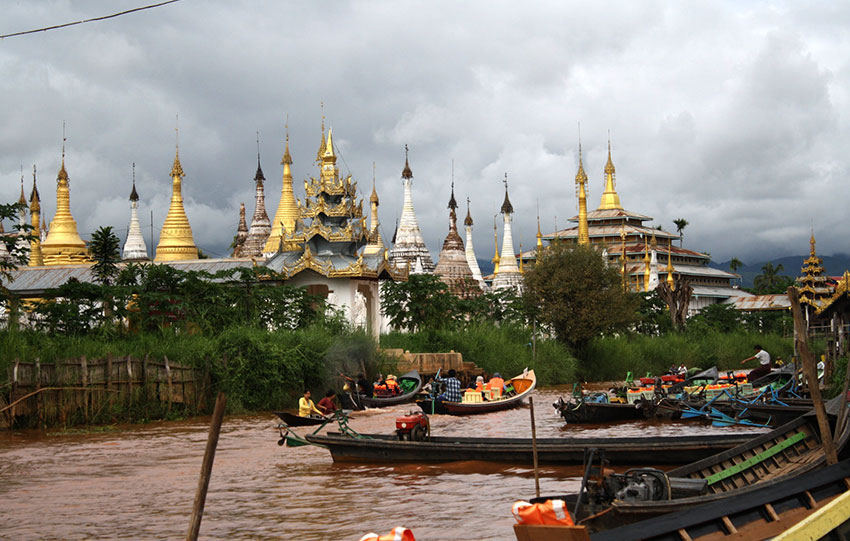 Birmania Bagan templi visti-dal fiume