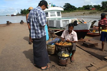 Yangon, stretfood al porto