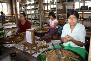 Bagan donne laboratorio