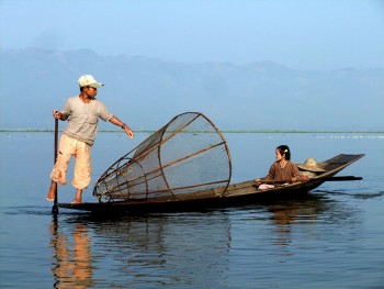 Birmania Bagan giovani pescatori Inta