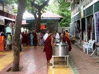 Mandalay Pasto dei monaci