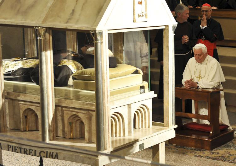 Benedetto-XVI-in-preghiera-dinanzi-alle-spoglie-del-santo