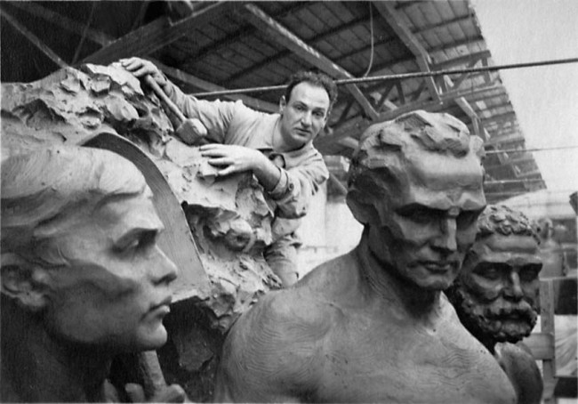 Giannino Castiglioni nel suo atelier, circondato da bozzetti di figure maschili per il ciclo di Montevideo