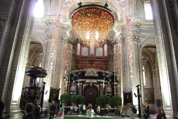 Floralien-2016-Chiesa-di-St-Pietres-lampadario-floreale3