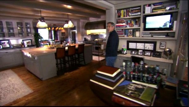 George Clooney nella sua casa a Los Angeles (foto da servizio realizzato per  Vanity Fair)