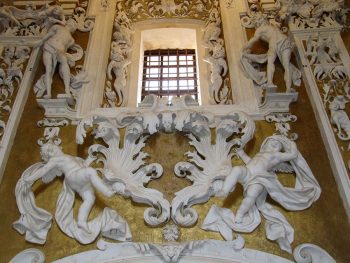 Madonie Castebuono-decorazioni-stucchi-e-statue-nel-castello