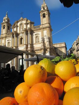 Madonie Palermo-arance-sullo-sfondo-una-chiesa