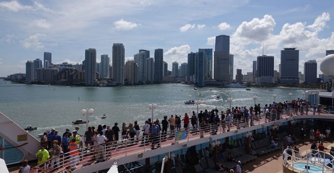 Miami, turisti americani pronti per imbarcarsi per Cuba