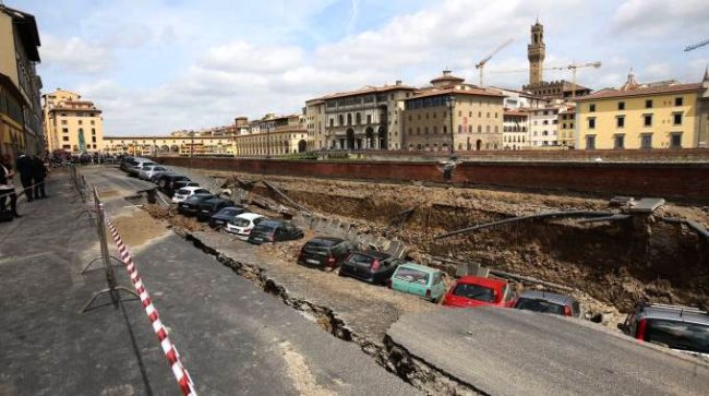 La voragine che ha inghiottito le auto a Lungarno Torrigiani a Firenze
