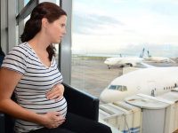 Volare in gravidanza: come si comportano le compagnie aeree