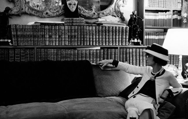 Coco Chanel Icona Di Stile Mostra Culture Chanel La Donna Che Legge