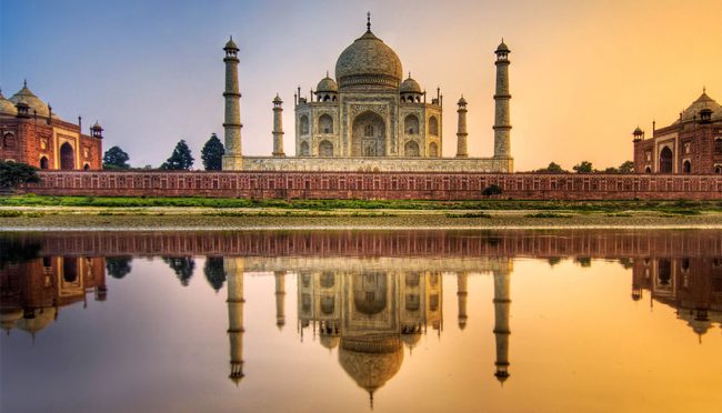 Il Taj Mahal,  monumento all'amore etermo, si specchia nell'acqua
