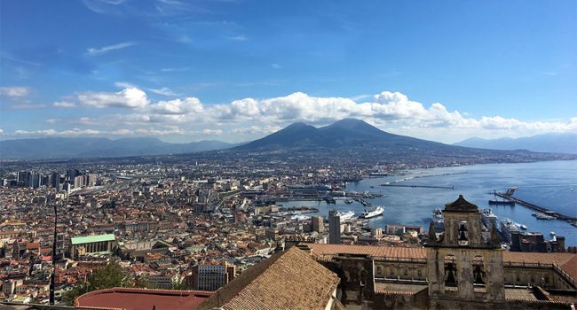 Veduta di Napoli col Vesuvio sullo sfondo del golfo
