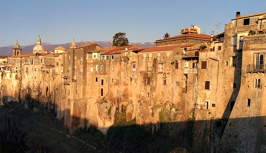 Borgo Sant'agata-parete-di-case-sulla-roccia