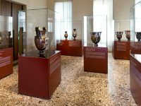 Sala delle ceramiche attiche e magnogreche esposte al Palazzo Leoni Montanari a Vicenza